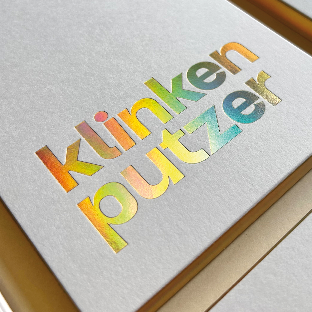 Logo Bäckerei Thumann transparent auf Bild mit Händen die Mehl verteilen