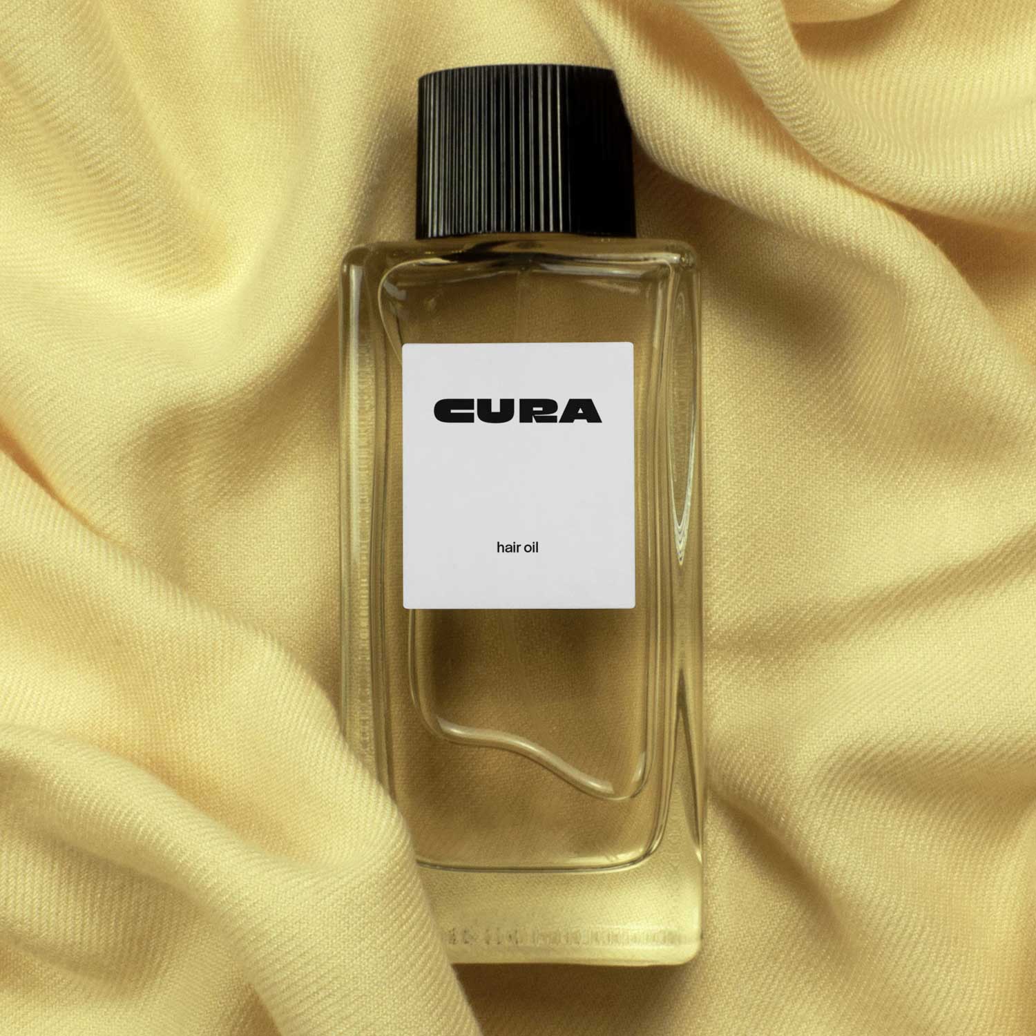 Logodesign Beispiel Haircare Cura Haaröl – Glasflasche mit Etikett vor gelbem Hintergrund