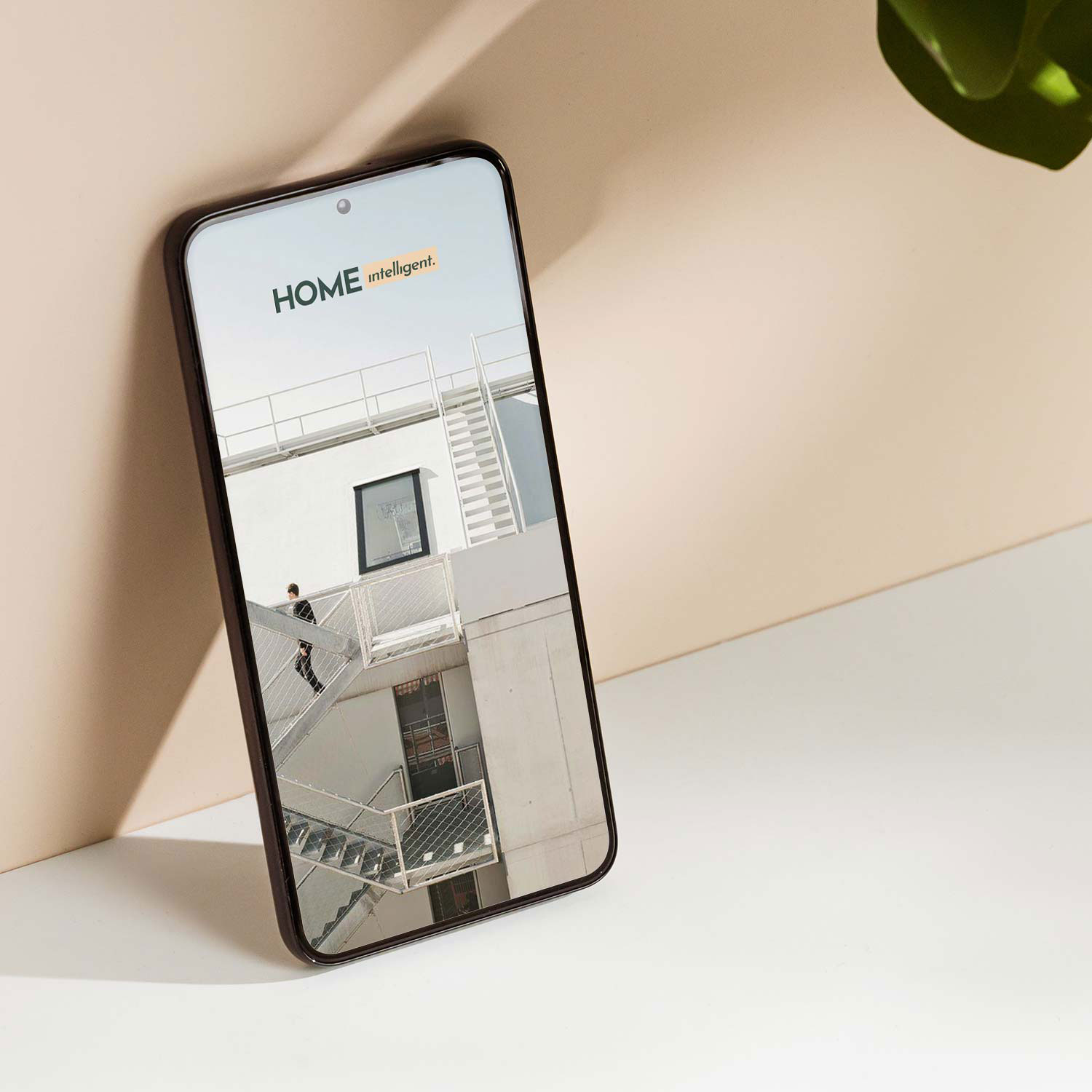 Webdesign Smartphone Logo Bäckerei Thumann transparent auf Bild mit Händen die Mehl verteilen