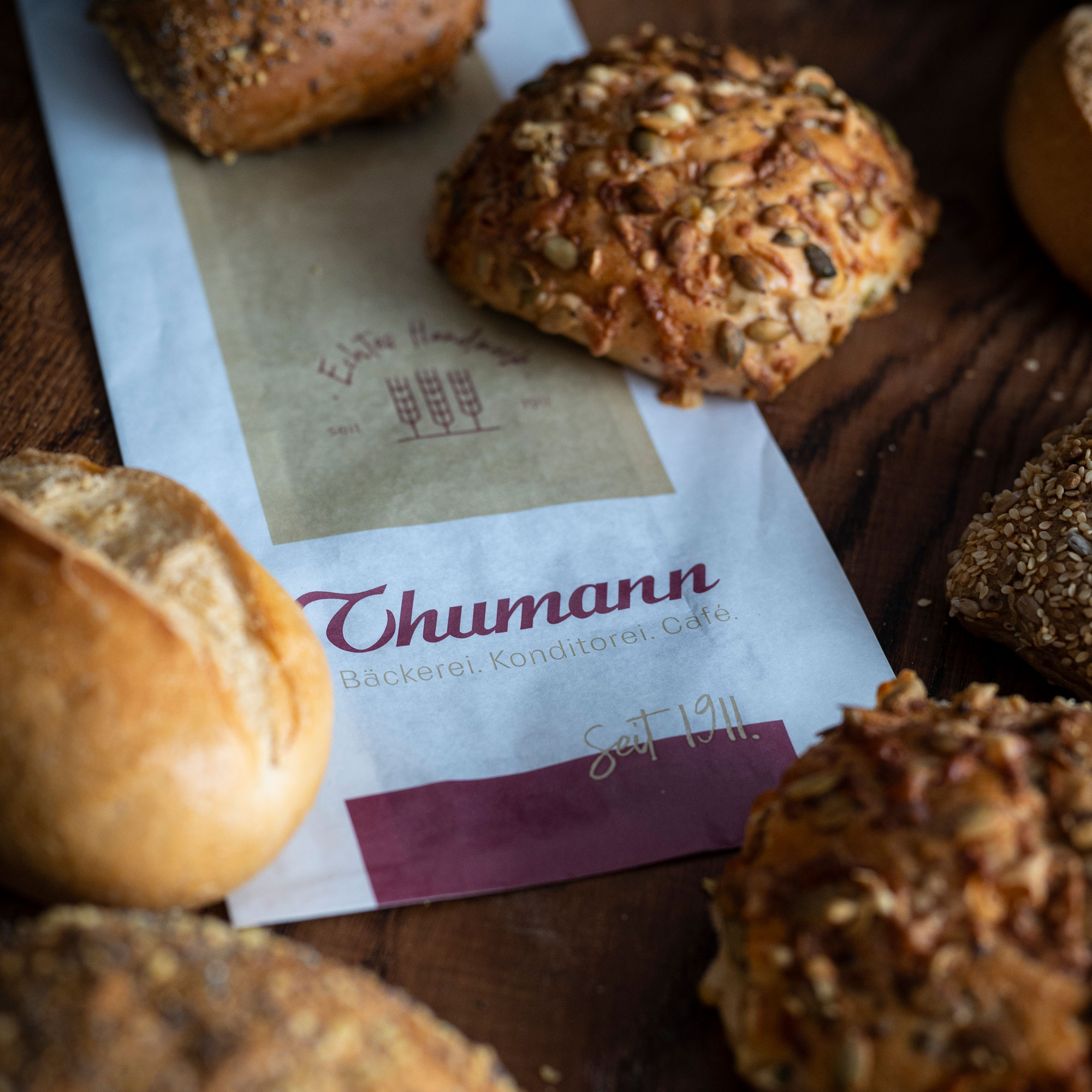 Branding Typografie Markenschrift Design Brötchentüte Thumann und Brötchen