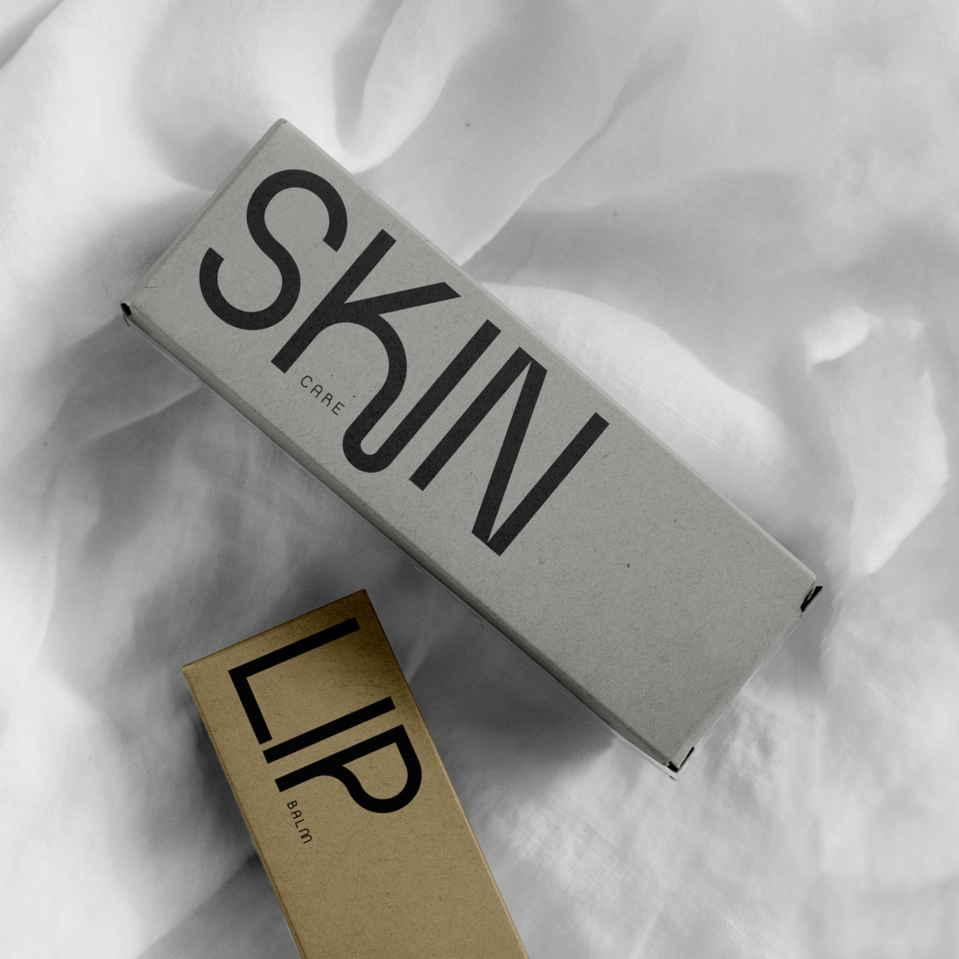 Schriftwirkung Brand Design Design Cremeverpackung mit Beschriftung Skin und Lip