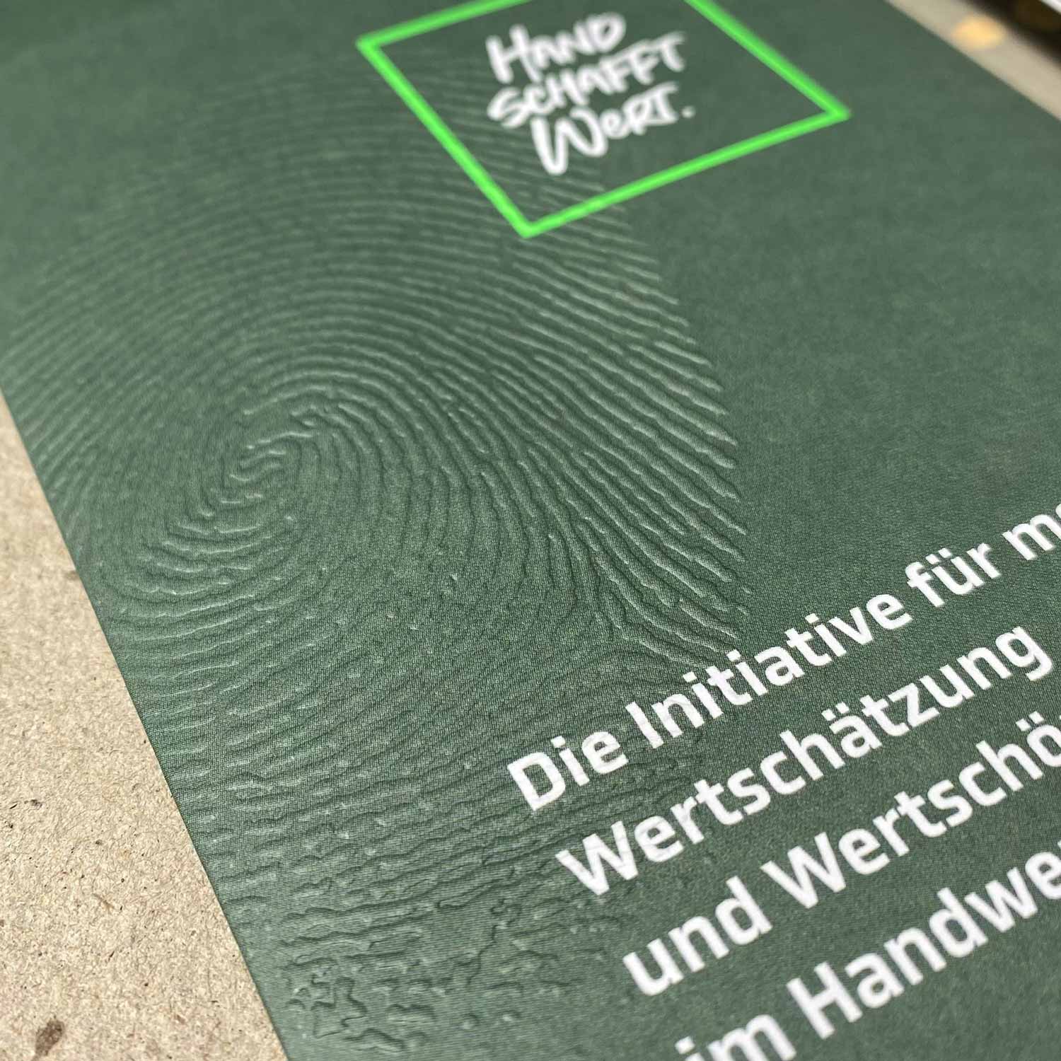 markenkern-02 Logo Bäckerei Thumann transparent auf Bild mit Händen die Mehl verteilen