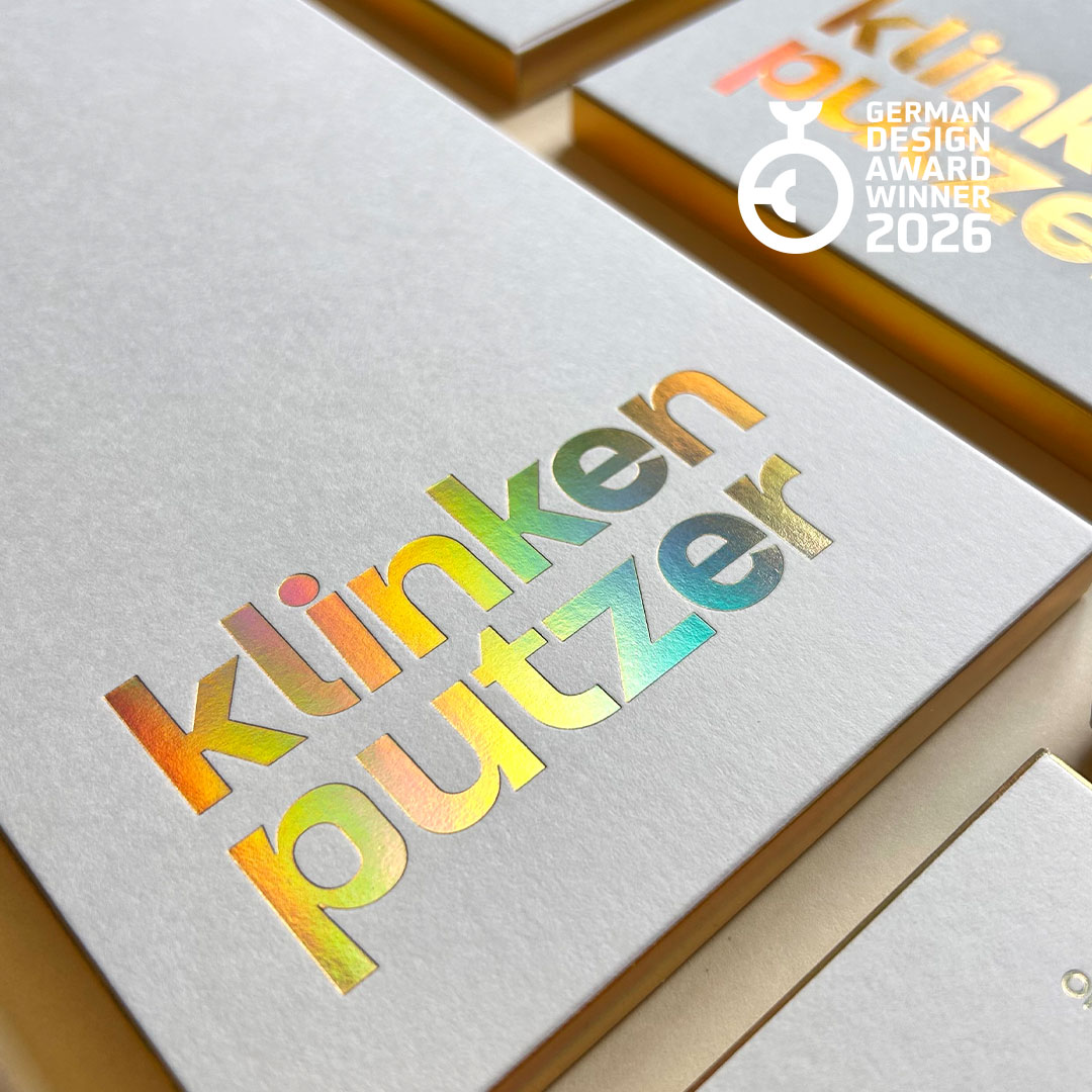 Logo Bäckerei Thumann transparent auf Bild mit Händen die Mehl verteilen