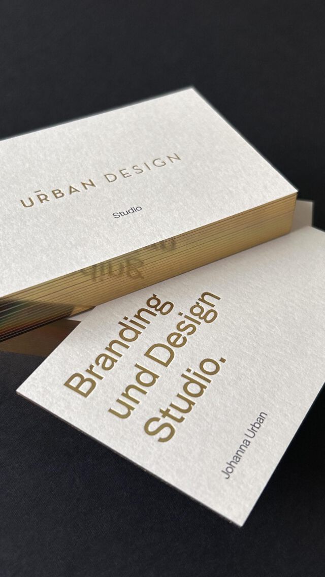 Unsere neuen Visitenkarten. Ein hochwertiges Papier von @gmundpaper veredelt mit einer LightLine Folie von @leonhardkurz – perfekt umgesetzt von @effektivdruck in #fürth ❤️🚀  #designstudio #warendorf #branddesign #visitenkartendesign #druckveredelung