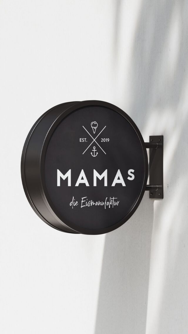 Schon 2019 haben wir gemeinsam das MAMAs Logos entwickelt, das heute die einladende Eismanufaktur am Hafen in Münster und auch Waffeln & Eisbecher der soooo leckeren Eis-Kreationen schmückt.  Lust auf unverwechselbare Sorten aus hochwertigen Zutaten? Dann schaut unbedingt vorbei. 🖤  #münster #designstudio #eismanufaktur #logodesign #münsterliebe #icecream