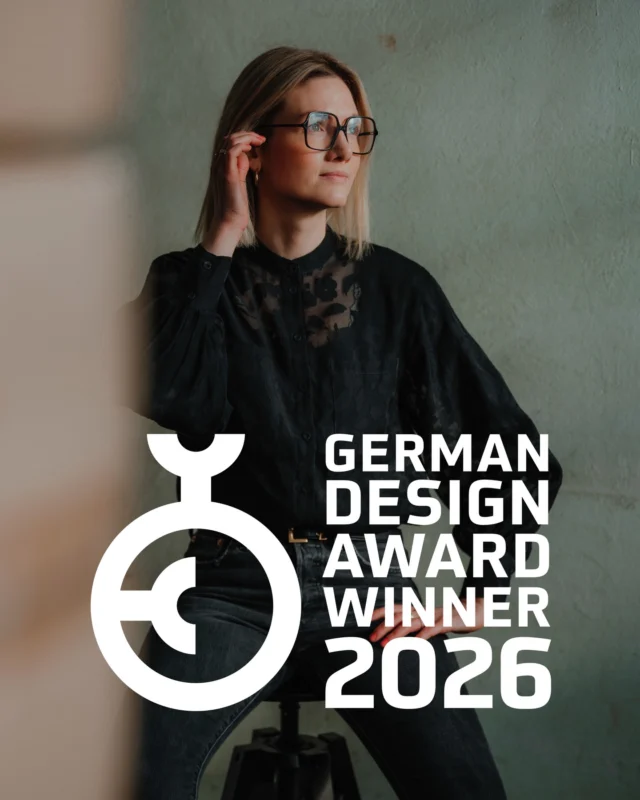 Kann mich mal jemand kneifen?  💥 German Design Award Winner 2026 💥  Eine kleine Motivation für alle, die gerade durch eine schwierige Business-Phase gehen – oder den Spagat zwischen Business und Familie meistern.  Nach über einem Jahr als selbstständige Mama blicke ich stolz auf diesen Balance-Act zurück. Und als wäre das nicht schon Geschenk genug, gehe ich aus dieser Zeit sogar mit einem German Design Award heraus. Diese Auszeichnung gibt mir noch mehr Mitivation, meiner Leidenschaft für gutes Design weiter zu folgen.  Für alle, die gerade eine träge Phase haben oder 
überlegen, den Schritt in die Selbstständigkeit zu wagen:
🚀 Sucht euch Ziele, die euch motivieren.  Und an alle selbstständigen Mamas 
(und die, die es noch werden wollen):
❤️ Ihr seid großartig und rockt das.  🙏🏼 Danke an @germandesigncouncil 
für diesen Motivationsschub.
Details zur Auszeichnung folgen.  #germanDesignAward #gda2026 #designaward #femalefounders #selfemployedlife #mompreneur #selbstständig #designstudio #creativelife #motivationdaily #frauenimbusiness #workingmom #businessjourney #interiordesigncommunity #branddesign  📸 @christylerfotografie