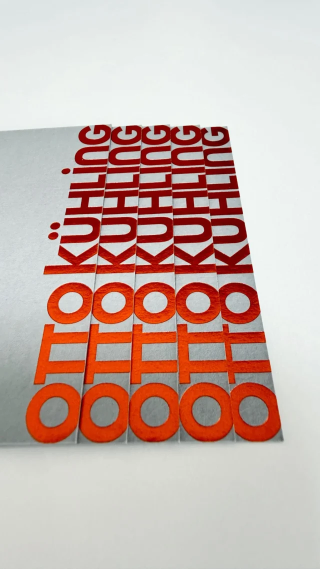Das Logo unkonventionell am Kartenrand platziert.
vCard QR-Codes, die alle Kontaktdaten mit einem Scan speichern.
Hochwertiges Papier von @colorplan_papers.
Leuchtend orange Heißfolie von @leonhardkurzcreative. 
Produziert und veredelt von @effektivdruck.  So entstehen Visitenkarten die in Erinnerung bleiben.
Für @ottokuehling_events.  * #designstudio 
* #branddesign
* #visitenkartendesign
* #printdesign
* #markendesign