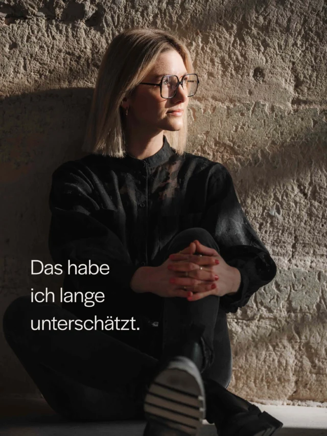 Lange dachte ich, ich entwerfe Marken.
Heute weiß ich: Das ist nur ein Teil meiner Arbeit.  Bevor überhaupt ein Logo entsteht oder Farben ausgewählt werden, sprechen wir über das Unternehmen. Über Ziele. Über die Menschen, die erreicht werden sollen. Über das, was das Angebot besonders macht. Und darüber, warum Kunden sich genau dafür entscheiden sollten.  Oft kommen Kundinnen und Kunden mit dem Wunsch nach einem neuen Design.  Sie gehen mit deutlich mehr.  Mit Klarheit.
Mit einer klaren Ausrichtung.
Mit einer verständlichen Botschaft.
Und mit Entscheidungen, die sich plötzlich viel leichter treffen lassen.  Erst dann entsteht ein Design, das nicht nur gut aussieht, sondern die Marke wirklich trägt.  Lange habe ich gedacht, mein Beruf ist Designer.  Heute sehe ich mich als Sparringspartner für Unternehmen, die ihre Marke schärfen und sichtbar machen möchten.  Vielleicht ist genau das der Teil meiner Arbeit, der am meisten unterschätzt wird.  Klarheit ist der Anfang.
Design ist das Ergebnis.  #branddesign
#markenaufbau
#markenentwicklung
#markenstrategie
markenaufba