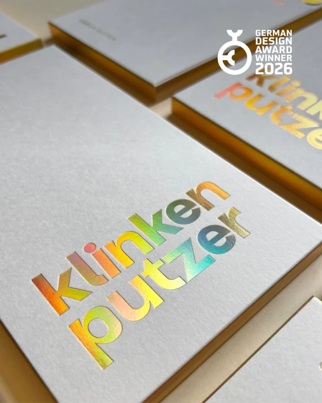 Marken- und Design-Workshops: Design verstehen. Marken sicher anwenden.  Euer Corporate Design steht – aber im Alltag entstehen trotzdem immer wieder Fragen?  Ist das noch unsere Marke?
Warum wirkt diese Gestaltung nicht richtig?
Wo darf ich vom bestehenden Design abweichen?
Was sollten wir tatsächlich verändern?  Genau hier setzen meine Marken- und Design-Workshops an. Hier analysieren wir den bestehenden Markenauftritt, schauen uns konkrete Anwendungen an und leiten daraus sinnvolle nächste Schritte ab. Dabei geht es nicht automatisch um einen Relaunch, sondern darum, das vorhandene Design zu verstehen, sicher und konsistent anzuwenden und gezielt weiterzuentwickeln.  Für Unternehmen, Marketingverantwortliche und alle, die im Alltag mit der Marke arbeiten.  👉🏼 Mehr zum Ablauf und zu den Inhalten im neuen Blogbeitrag:
https://urban-design.de/markenentwicklung-design-workshops/  #Markenentwicklung #Markendesign #CorporateDesign #DesignWorkshop #Branding