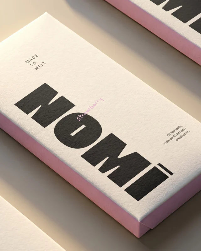 Eine gute Markenidee macht aus einem Produkt eine Marke mit eigenem Charakter. Sie darf überraschen, im Kopf bleiben und vor allem ihren ganz eigenen Ausdruck entwickeln.  Bei NOMI treffen eine klare Typografie, eine reduzierte Gestaltung und eine Prise Humor aufeinander. Vom Logo über die Farbwelt bis zum Packaging zieht sich eine Idee durch den gesamten Markenauftritt.  Wie aus einer Produktidee eine eigenständige Food-Brand wird, zeige ich im neuen Beitrag auf dem Urban Design Blog. Den ganzen Beitrag findest du jetzt auf meinem Blog. Link in Bio.  #branddesign #foodbranding #packagingdesign #markenentwicklung #designstudio