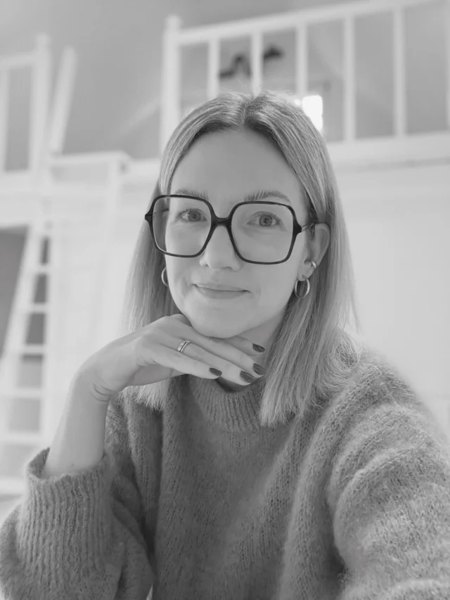 Strategie, Erfahrung und ein gutes Gespür für Menschen und Marken  Meine Arbeit beginnt mit echtem Interesse am Unternehmen und an den Menschen dahinter. Ich begleite Unternehmen dabei, ihre Marke klarer zu sehen und ihre Stärken herauszuarbeiten. Ich berate, hinterfrage, gebe Impulse und übersetze diese Klarheit anschließend in Design. 
Mich interessiert das Unternehmen. 👀 Manchmal ist es eine besondere Art der Beratung. Manchmal eine außergewöhnliche Kompetenz, eine spezielle Arbeitsweise oder ein Service, den Kunden besonders schätzen. Und manchmal ist es etwas ganz Einfaches, das intern längst selbstverständlich geworden ist.  Gerade darin liegt für mich der Wert eines Blicks von außen: Dinge sichtbar zu machen, die innerhalb eines Unternehmens längst selbstverständlich geworden sind. 
So entsteht eine Marke, die sich für das Unternehmen richtig anfühlt, ihre Stärken sichtbar macht und die Menschen erreicht, für die sie relevant ist.  Genau das begeistert mich an Markenentwicklung immer wieder. ❤️  #Markenentwicklung #BrandDesign #DesignStudio #Markenberatung #Kommunikationsdesign